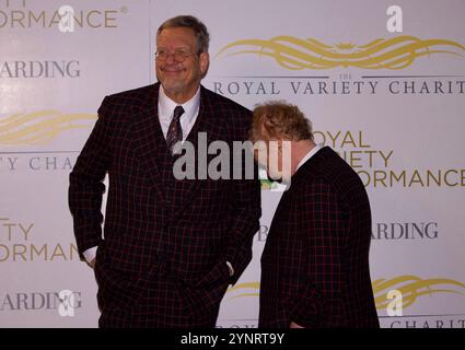 Londres, Royaume-Uni. Penn et Teller (Penn Jillette et Raymond Joseph Teller) au Royal Variety performance 2024. Royal Albert Hall. 22 novembre 2024. Ref:LMK430-S241124-001 Anfisa Polyushkevych/Landmark Media WWW.LMKMEDIA.COM Banque D'Images