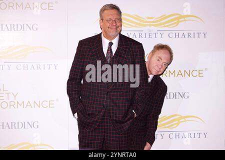 Londres, Royaume-Uni. Penn et Teller (Penn Jillette et Raymond Joseph Teller) au Royal Variety performance 2024. Royal Albert Hall. 22 novembre 2024. Ref:LMK430-S241124-001 Anfisa Polyushkevych/Landmark Media WWW.LMKMEDIA.COM Banque D'Images