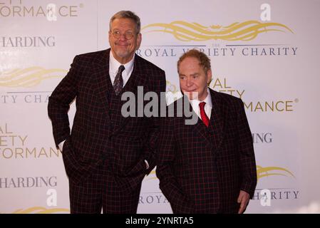 Londres, Royaume-Uni. Penn et Teller (Penn Jillette et Raymond Joseph Teller) au Royal Variety performance 2024. Royal Albert Hall. 22 novembre 2024. Ref:LMK430-S241124-001 Anfisa Polyushkevych/Landmark Media WWW.LMKMEDIA.COM Banque D'Images