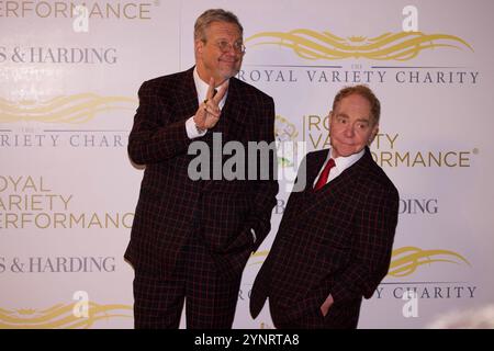 Londres, Royaume-Uni. Penn et Teller (Penn Jillette et Raymond Joseph Teller) au Royal Variety performance 2024. Royal Albert Hall. 22 novembre 2024. Ref:LMK430-S241124-001 Anfisa Polyushkevych/Landmark Media WWW.LMKMEDIA.COM Banque D'Images