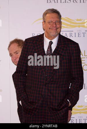 Londres, Royaume-Uni. Penn et Teller (Penn Jillette et Raymond Joseph Teller) au Royal Variety performance 2024. Royal Albert Hall. 22 novembre 2024. Ref:LMK430-S241124-001 Anfisa Polyushkevych/Landmark Media WWW.LMKMEDIA.COM Banque D'Images