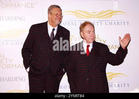 Londres, Royaume-Uni. Penn et Teller (Penn Jillette et Raymond Joseph Teller) au Royal Variety performance 2024. Royal Albert Hall. 22 novembre 2024. Ref:LMK430-S241124-001 Anfisa Polyushkevych/Landmark Media WWW.LMKMEDIA.COM Banque D'Images