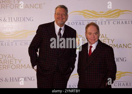 Londres, Royaume-Uni. Penn et Teller (Penn Jillette et Raymond Joseph Teller) au Royal Variety performance 2024. Royal Albert Hall. 22 novembre 2024. Ref:LMK430-S241124-001 Anfisa Polyushkevych/Landmark Media WWW.LMKMEDIA.COM Banque D'Images