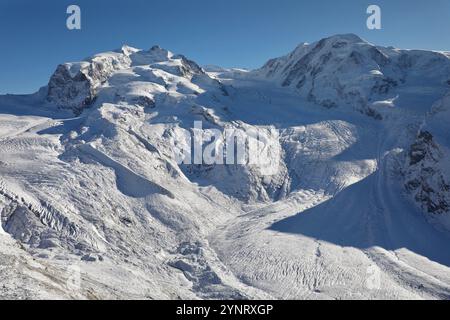 Le glacier du Gorner est vu du point de vue du Gornergrat à Zermatt, dans les Alpes suisses. Gornergrat est accessible par un train de montagne à crémaillère, qui est l'un des chemins de fer les plus hauts d'Europe. Banque D'Images