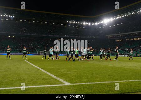 Lisbonne, Portugal. 26 novembre 2024. Joueurs Sporting CP grâce à leurs fans lors de la phase de l'UEFA Champions League Journée 5 entre Sporting et Arsenal à l'Estadio Jose Alvalade à Lisbonne, Portugal. 11/26/2024 crédit : Brazil photo Press/Alamy Live News Banque D'Images