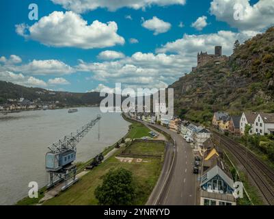 Vue aérienne de Burg Katz (château de chat) au-dessus de la ville allemande de Sankt Goarshausen en Rhénanie-Palatinat. Grue fluviale le long du Rhin Banque D'Images