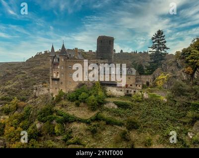 Vue aérienne de Burg Katz (château de chat) au-dessus de la ville allemande de Sankt Goarshausen en Rhénanie-Palatinat. Donjon rond et bâtiment de palais médiéval avec Banque D'Images