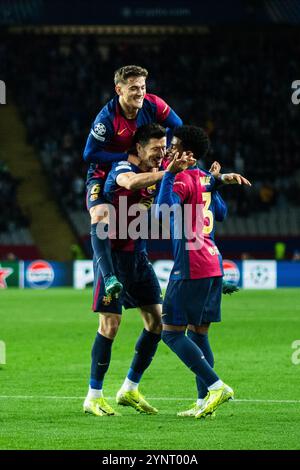 Barcelone, Espagne. 26 novembre 2024. Robert Lewandowski (C) de Barcelone célèbre après avoir marqué lors du match de la phase de ligue entre le FC Barcelone et le stade Brestois à la Ligue des Champions de l'UEFA à Barcelone, Espagne, le 26 novembre 2024. Crédit : Joan Gosa/Xinhua/Alamy Live News Banque D'Images