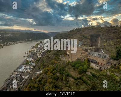 Vue aérienne de Burg Katz (château de chat) au-dessus de la ville allemande de Sankt Goarshausen en Rhénanie-Palatinat. Fond de coucher de soleil dramatique Banque D'Images