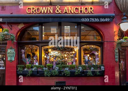 Londres, Royaume-Uni - 22 novembre 2024. Le Crown and Anchor Pub sur Shelton Street, Covent Garden, orné pour Noël par temps pluvieux. Banque D'Images