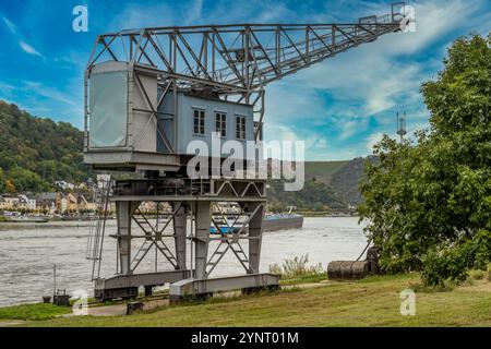 Grue fluviale industrielle lourde utilisée pour décharger des barges, des cargaisons le long du Rhin en Allemagne Banque D'Images