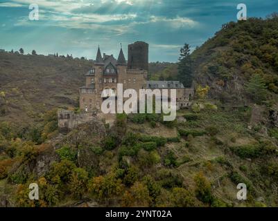 Vue aérienne de Burg Katz (château de chat) au-dessus de la ville allemande de Sankt Goarshausen en Rhénanie-Palatinat. Donjon rond et palais médiéval Banque D'Images