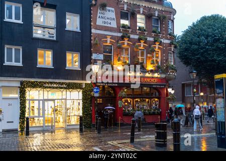 Londres, Royaume-Uni - 22 novembre 2024. Pub Crown and Anchor décoré de Noël sur Shelton Street, Covent Garden par temps pluvieux. Banque D'Images