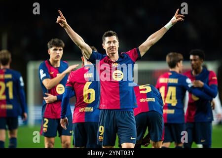 Barcelone, Espagne. 26 novembre 2024. Robert Lewandowski (C) de Barcelone célèbre après avoir marqué lors du match de la phase de ligue entre le FC Barcelone et le stade Brestois à la Ligue des Champions de l'UEFA à Barcelone, Espagne, le 26 novembre 2024. Crédit : Joan Gosa/Xinhua/Alamy Live News Banque D'Images