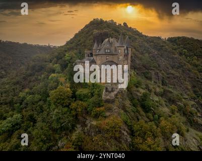 Vue aérienne de Burg Katz (château de chat) au-dessus de la ville allemande de Sankt Goarshausen en Rhénanie-Palatinat. Fond de coucher de soleil dramatique Banque D'Images