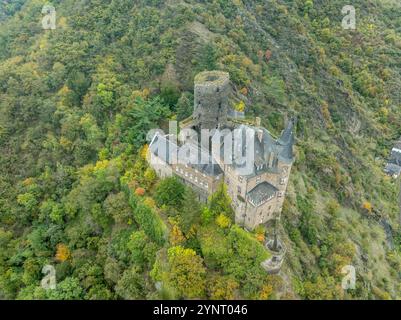 Vue aérienne de haut en bas de Burg Katz (château des chats) au-dessus de la ville allemande de Sankt Goarshausen en Rhénanie-Palatinat. Donjon rond et palais médiéval buil Banque D'Images