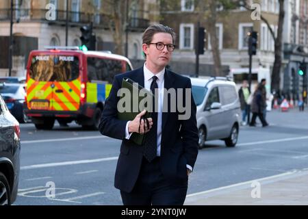 Londres, Royaume-Uni. Ken McCallum, directeur général du Service de sécurité (MI5), est vu marcher à Whitehall. Banque D'Images