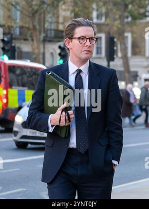 Londres, Royaume-Uni. Ken McCallum, directeur général du Service de sécurité (MI5), est vu marcher à Whitehall. Banque D'Images