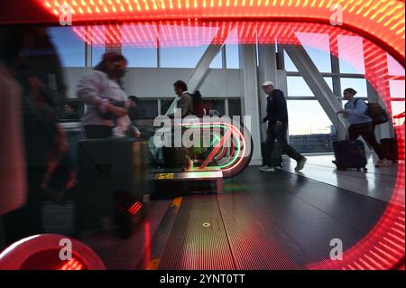 New York, États-Unis. 26 novembre 2024. Les voyageurs avec des valises se dirigent vers le terminal 5 de l'aéroport JKF deux jours avant Thanksgiving, New York, NY, le 26 novembre 2024. Plus de 80 millions de voyageurs devraient emprunter les routes, les trains et le ciel, et 6 millions devraient prendre l'avion. (Photo par Anthony Behar/Sipa USA) crédit : Sipa USA/Alamy Live News Banque D'Images