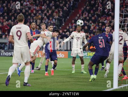 Munich, Allemagne. 26 novembre 2024. Kim min-Jae(C) du Bayern Munich va marquer lors du match de la phase de championnat entre le Bayern Munich et le Paris Saint-Germain à la Ligue des Champions de l'UEFA à Munich, Allemagne, 26 novembre 2024. Crédit : Philippe Ruiz/Xinhua/Alamy Live News Banque D'Images