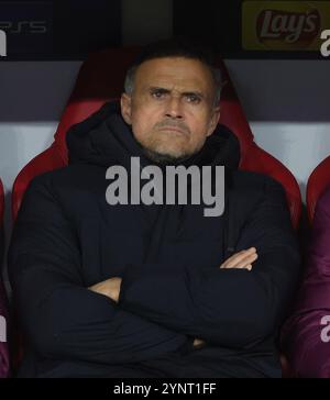 Munich, Allemagne. 26 novembre 2024. Luis Enrique, entraîneur-chef du Paris Saint-Germain, réagit lors du match de la phase de championnat entre le Bayern Munich et le Paris Saint-Germain à l'UEFA Champions League à Munich, Allemagne, le 26 novembre 2024. Crédit : Philippe Ruiz/Xinhua/Alamy Live News Banque D'Images