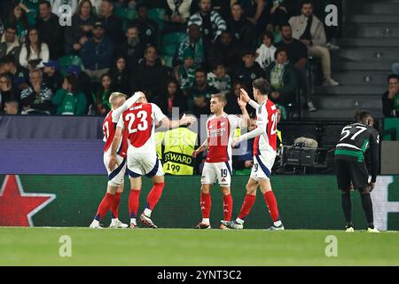 Lisbonne, Portugal. 26 novembre 2024. Leandro Trossard (Arsenal) Football/Football : Trossard célèbre après son but avec les joueurs de l'équipe lors de la phase UEFA Champions League match jour 5 entre le Sporting Clube de Portugal 1-5 Arsenal FC à l'Estadio Jose Alvalade à Lisbonne, Portugal . Crédit : Mutsu Kawamori/AFLO/Alamy Live News Banque D'Images