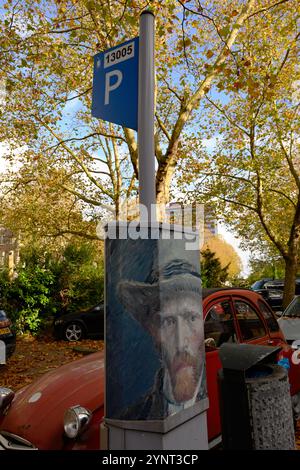 Une voiture Citroën 2CV rouge délabrée est garée à un parcmètre d'Amsterdam décoré d'un autoportrait de Vincent van Gogh portant un chapeau en feutre gris Banque D'Images