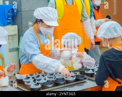 Activité de classe de pâtisserie avec les étudiants Banque D'Images