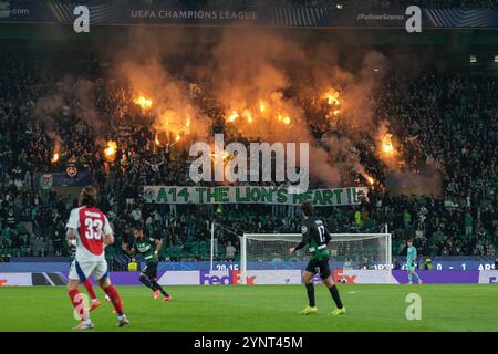 Lisbonne, Portugal. 26 novembre 2024. Les fans de Sporting CP s'allument lors de la cinquième rencontre entre le Sporting CP et l'Arsenal FC à l'Estadio Jose Alvalade de l'UEFA Champions League 2024/25 League phase Matchday 5. Score final : Sporting CP 1:5 Arsenal FC crédit : SOPA images Limited/Alamy Live News Banque D'Images