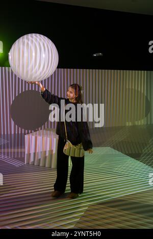 Londres, Royaume-Uni, le 26 novembre 2024, Electric Dreams ouvre ses portes à la Tate Modern du 28 novembre au 1er juin 2025. Explorer l'art et la technologie avant Internet. Découvrez comment les artistes ont utilisé des machines et des algorithmes pour créer un art fascinant et passionnant entre les années 1950 et le début des années 1990 Art : Carlos Cruz-Diez, Chromointerférent Environment, 1974-2019., Andrew Lalchan Photography/Alamy Live News Banque D'Images