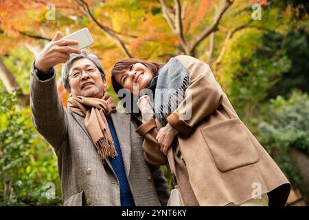 Homme et femme amicaux prenant selfie Banque D'Images