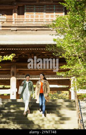 Deux femmes dans la vingtaine descendant les marches du temple Banque D'Images