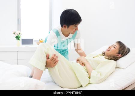 Homme et femme âgée soignants Banque D'Images