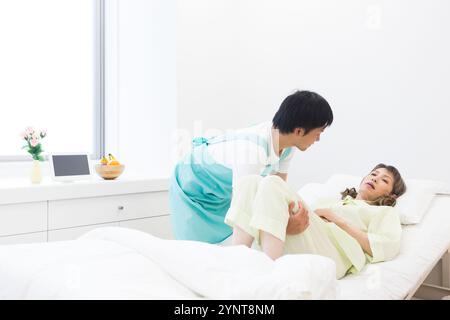 Homme et femme âgée soignants Banque D'Images