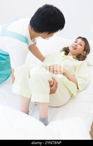 Homme et femme âgée soignants Banque D'Images