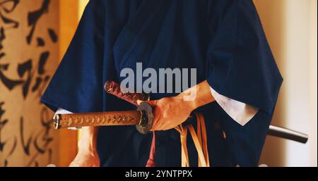 Japon, arts martiaux et mains de samouraï avec épée pour l'autodéfense, le combat ou la protection au combat. Sensei gros plan, personne et arme dans la gaine pour Banque D'Images
