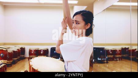 Japonais, batterie et femme en pratique pour la musique sur instrument pour la performance de scène, la créativité ou le talent. Taiko, fille et femme batteur en studio à Banque D'Images