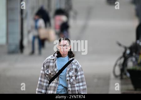 Hässleholm, Skåne, Suède. Novembre 26 2024. Femme dans la rue. Banque D'Images