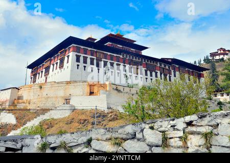 Vue partielle du Rinpung Dzong, un grand monastère bouddhiste Drukpa Kagyu et forteresse, Paro, Bhoutan Banque D'Images