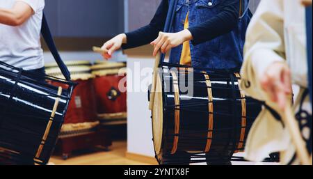 Japonais, tambours et mains de personnes dans la culture pour la musique sur instrument pour la pratique de scène ou la créativité. Taiko, apprenant la chanson et les batteurs dans le groupe Banque D'Images