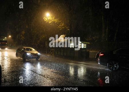 Londres, Royaume-Uni, le 27 novembre 2024.alors que la tempête Conall arrive au Royaume-Uni, de fortes pluies frappent le centre de Londres causant des conditions de conduite difficiles. Crédit : James Willoughby/ALAMY Live News Banque D'Images