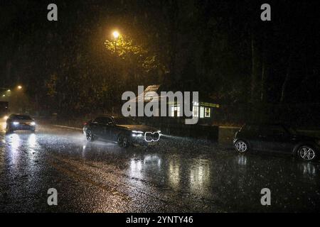 Londres, Royaume-Uni, le 27 novembre 2024.alors que la tempête Conall arrive au Royaume-Uni, de fortes pluies frappent le centre de Londres causant des conditions de conduite difficiles. Crédit : James Willoughby/ALAMY Live News Banque D'Images