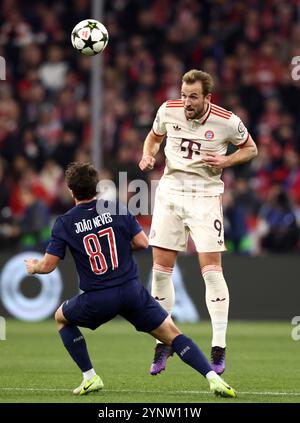 MUNICH, ALLEMAGNE - NOVEMBRE 26 : Harry Kane du Bayern Muenchen affronte Joao Neves du FC Paris Saint Germain lors du match MD5 de l'UEFA Champions League 2024/25 entre le FC Bayern München et le Paris Saint-Germain au Football Arena Munich le 26 novembre 2024 à Munich, Allemagne. © diebilderwelt / Alamy Stock Banque D'Images