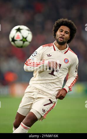 MUNICH, ALLEMAGNE - NOVEMBRE 26 : Serge Gnabry du Bayern Muenchen en action lors du match MD5 de la phase de la Ligue des champions 2024/25 de l'UEFA entre le FC Bayern München et le Paris Saint-Germain au Football Arena Munich le 26 novembre 2024 à Munich, Allemagne. © diebilderwelt / Alamy Stock Banque D'Images