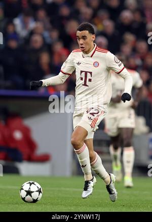 MUNICH, ALLEMAGNE - NOVEMBRE 26 : Jamal Musiala du Bayern Muenchen court avec un ballon lors du match MD5 de l'UEFA Champions League 2024/25 entre le FC Bayern München et le Paris Saint-Germain au Football Arena Munich le 26 novembre 2024 à Munich, Allemagne. © diebilderwelt / Alamy Stock Banque D'Images