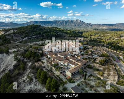 Horizon aérien du village de Benillup au coucher du soleil, point de vue de Drone avec fond de montagne Benicadell, Alicante, Costa Blanca, Espagne Banque D'Images