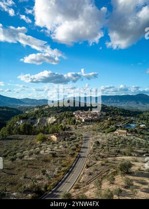 Horizon aérien du village de Benillup au coucher du soleil, point de vue de Drone avec fond de montagne Benicadell, Alicante, Costa Blanca, Espagne Banque D'Images