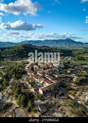 Horizon aérien du village de Benillup au coucher du soleil, point de vue de Drone avec fond de montagne Benicadell, Alicante, Costa Blanca, Espagne Banque D'Images