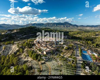 Horizon aérien du village de Benillup au coucher du soleil, point de vue de Drone avec fond de montagne Benicadell, Alicante, Costa Blanca, Espagne Banque D'Images