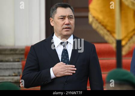 Berlin, Allemagne. 26 novembre 2024. Sadir Japarov, président de la République kirghize, se tient au Palais de Bellevue. Crédit : Sebastian Christoph Gollnow/dpa/Alamy Live News Banque D'Images